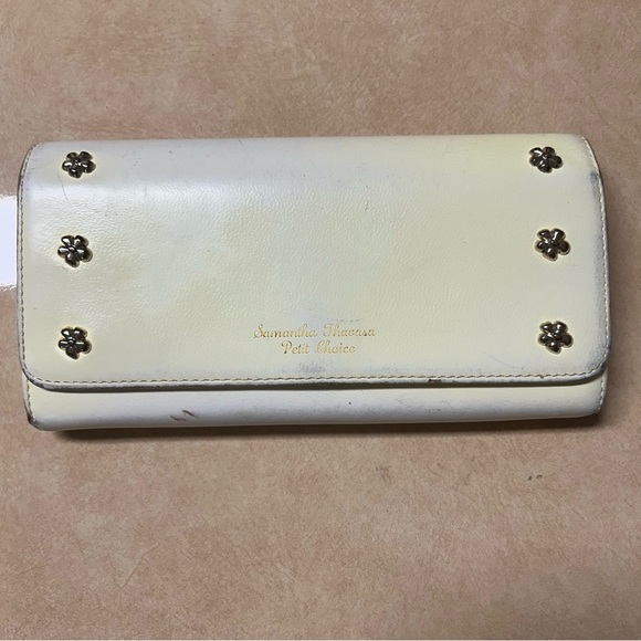 Samantha Thavasa Petit Choice Cream Flower‎ Studded Bifold Leather